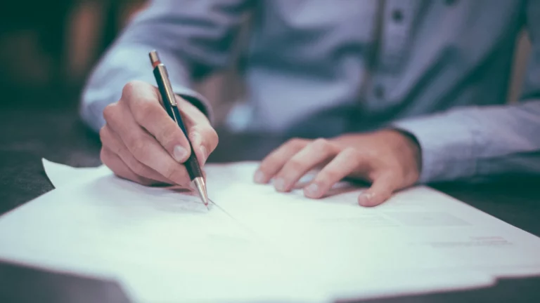 Contrat suspendu en raison des délais de renouvellement : il faut agir !